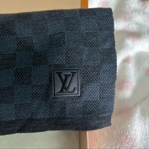 LV 🧣  scarves Brand new with receipt